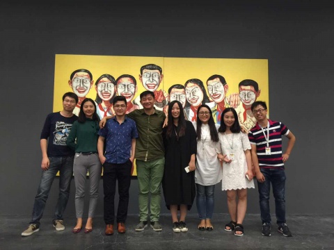 “艺厘米APP”团队在北京尤伦斯当代艺术中心 曾梵志个展作品前合影 “艺厘米APP”团队在北京尤伦斯当代艺术中心 曾梵志个展作品前合影